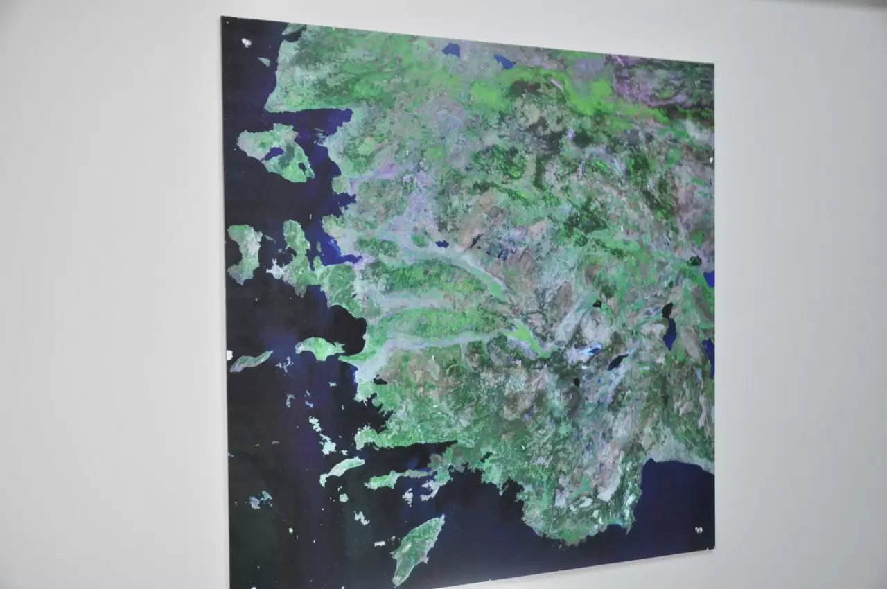 Ege’deki depremler, Santorini Yanardağı'nı yeniden gündeme getirdi. Ege Üniversitesi uzmanları, olası büyük patlamanın Tsunami, iklim değişikliği ve küresel etkilerini tartıştı.