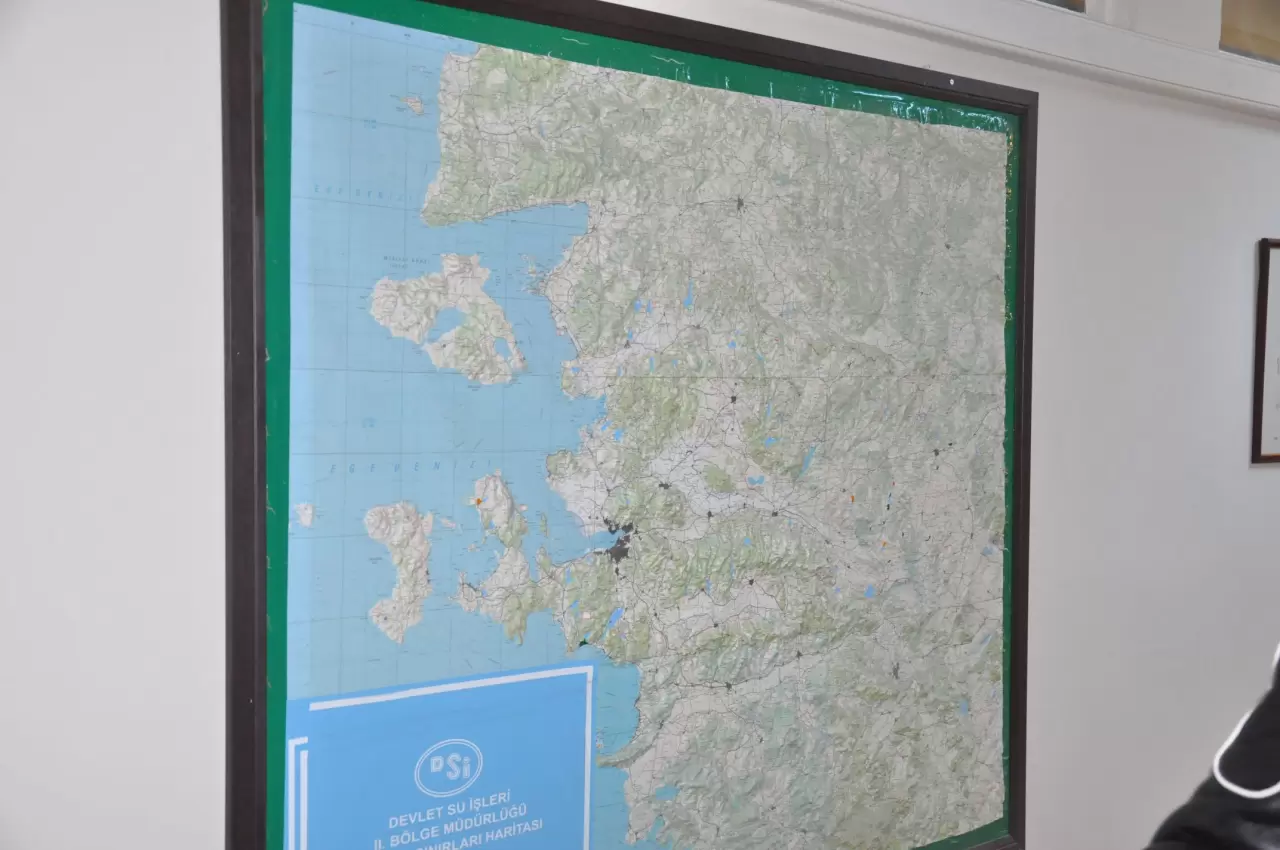 Ege’deki depremler, Santorini Yanardağı'nı yeniden gündeme getirdi. Ege Üniversitesi uzmanları, olası büyük patlamanın Tsunami, iklim değişikliği ve küresel etkilerini tartıştı.