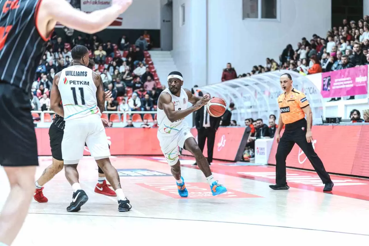 Türkiye Sigorta Basketbol Süper Ligi'nde Aliağa Petkimspor, Manisa Basket karşısında evinde 89-80 mağlup oldu. Manisa'nın etkili savunması ve skorer oyuncuları galibiyeti getirdi!