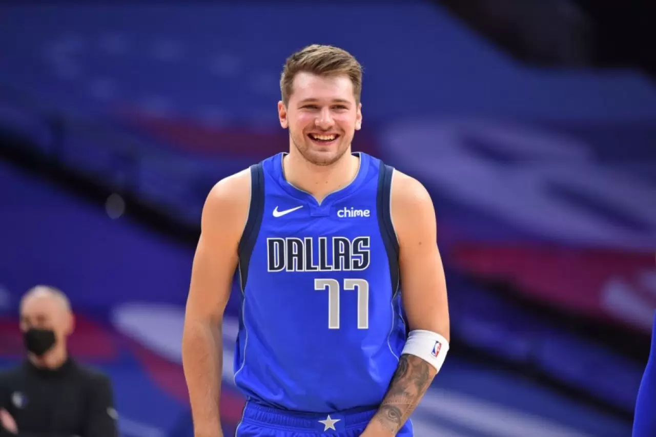 Luka Dončić, 26 yaşında olmasına rağmen NBA ve Avrupa'da büyük başarılar elde etti. Peki, bu basketbol dehası kimdir, nasıl bir oyun tarzına sahip? Tüm merak edilenler burada!