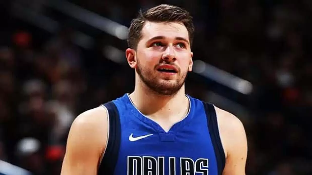 Luka Dončić, 26 yaşında olmasına rağmen NBA ve Avrupa'da büyük başarılar elde etti. Peki, bu basketbol dehası kimdir, nasıl bir oyun tarzına sahip? Tüm merak edilenler burada!