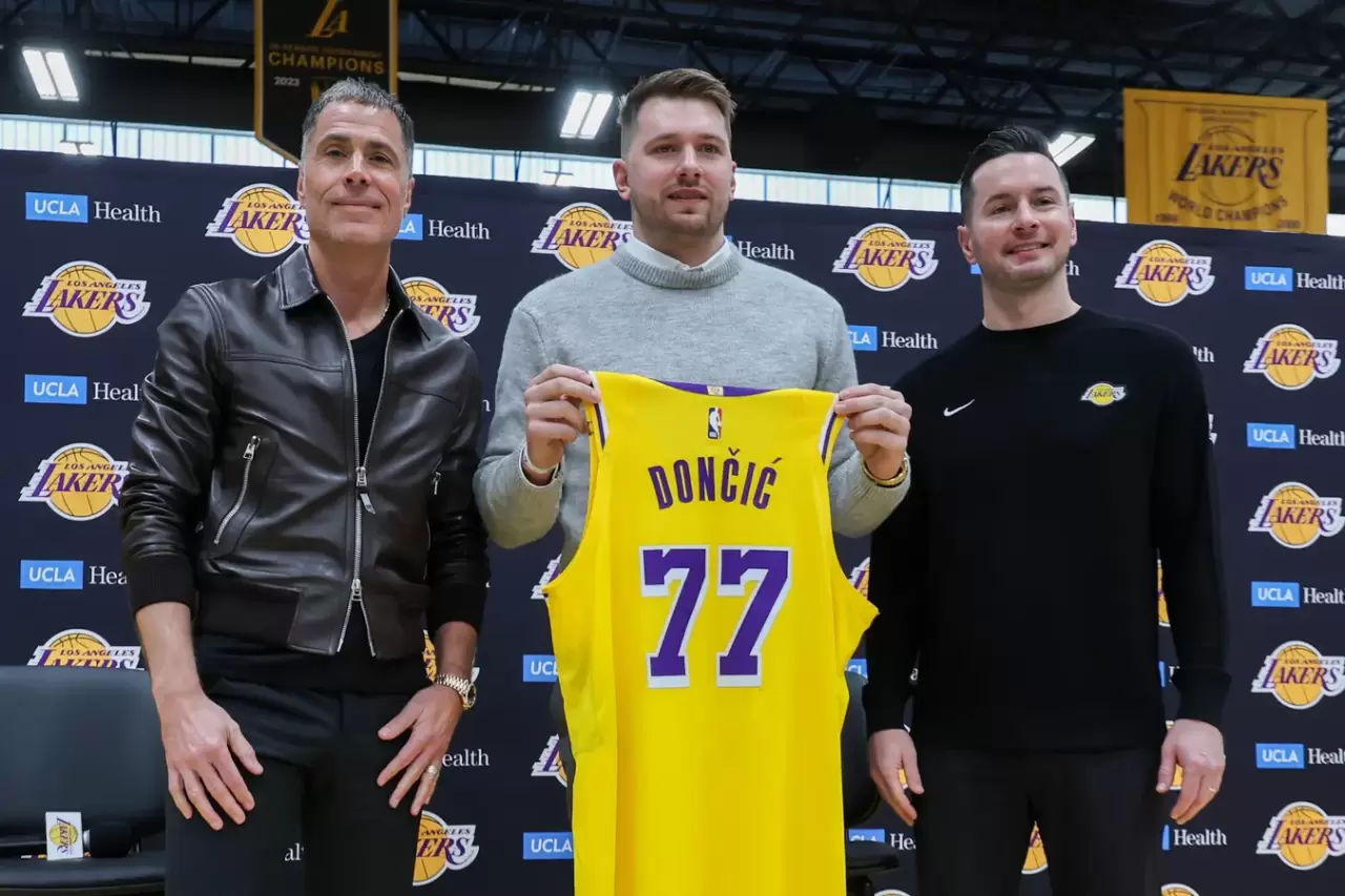 Luka Dončić, 26 yaşında olmasına rağmen NBA ve Avrupa'da büyük başarılar elde etti. Peki, bu basketbol dehası kimdir, nasıl bir oyun tarzına sahip? Tüm merak edilenler burada!
