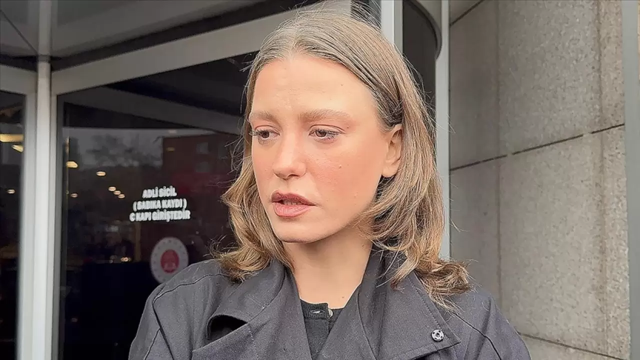 Son dönemde Serenay Sarıkaya'nın adı, menajeri Ayşe Barım ile ilgili sosyal medya iddialarına karıştı. Ayşe Barım hakkında başlatılan soruşturma kapsamında Serenay Sarıkaya, tanık sıfatıyla ifade verdi. İşte Serenay Sarıkaya olayı ve gelişmelerin detayları.