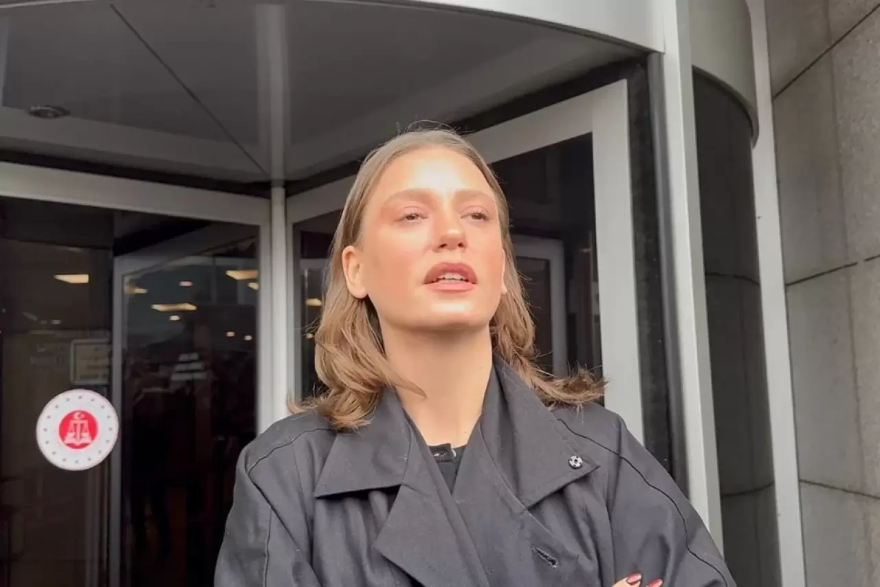 Son dönemde Serenay Sarıkaya'nın adı, menajeri Ayşe Barım ile ilgili sosyal medya iddialarına karıştı. Ayşe Barım hakkında başlatılan soruşturma kapsamında Serenay Sarıkaya, tanık sıfatıyla ifade verdi. İşte Serenay Sarıkaya olayı ve gelişmelerin detayları.