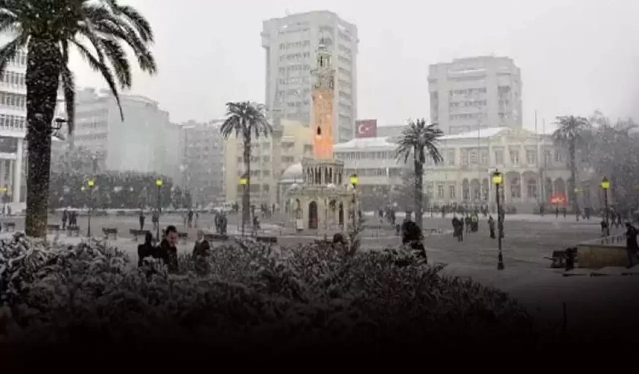 İzmir'de soğuk hava etkisini sürdürüyor! Gece sıcaklıklar sıfırın altına inerken, kıyı ilçelerde rüzgar hızla artıyor. Don ve buzlanmaya karşı dikkat! İşte ilçe ilçe hava durumu...