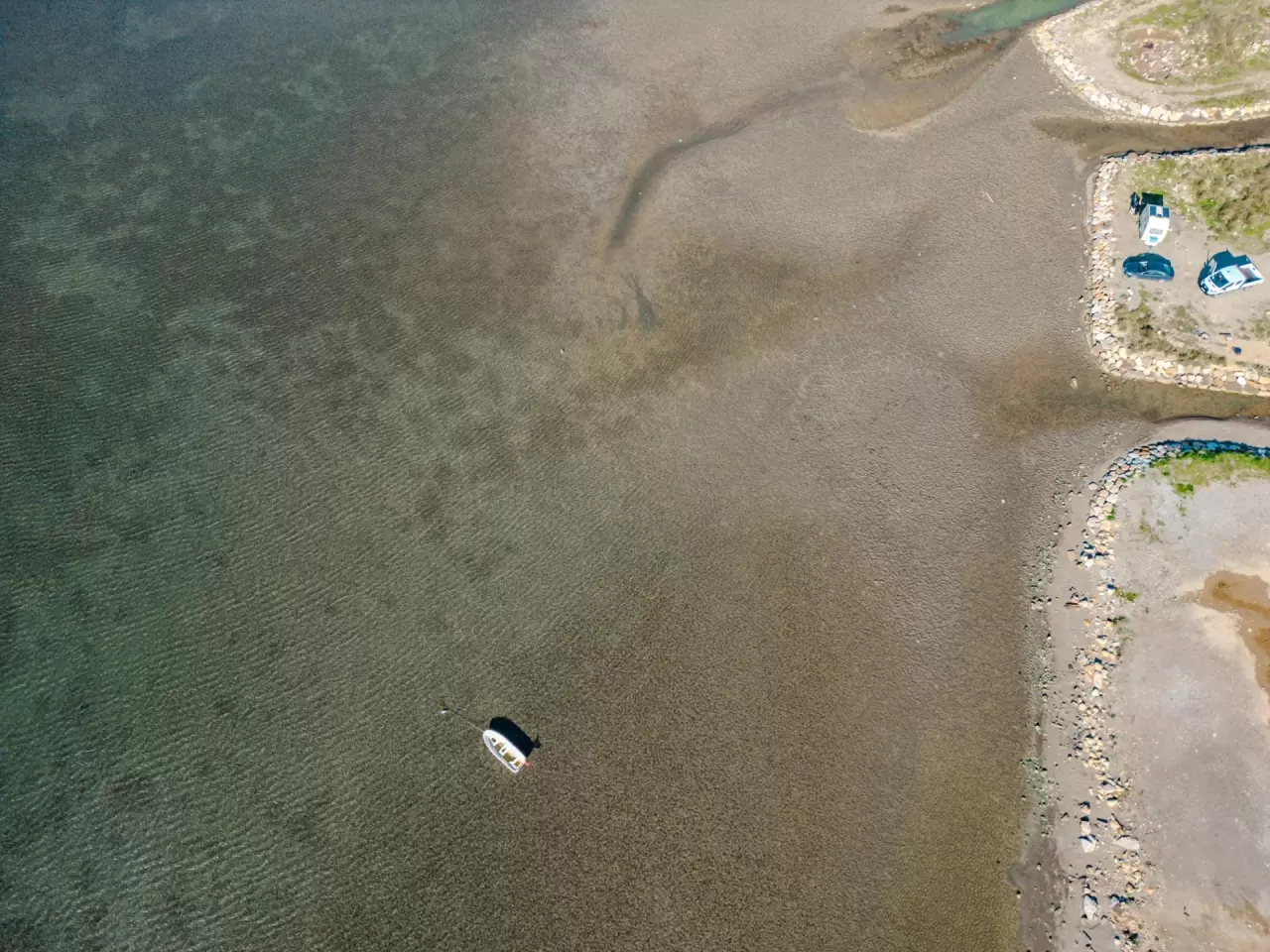 Ege kıyılarında deniz suyunun çekilmesi tedirginlik yarattı! Seferihisar Belediyesi, sosyal medyadaki iddialara yanıt vererek bilimsel açıklama yaptı. İşte detaylar…