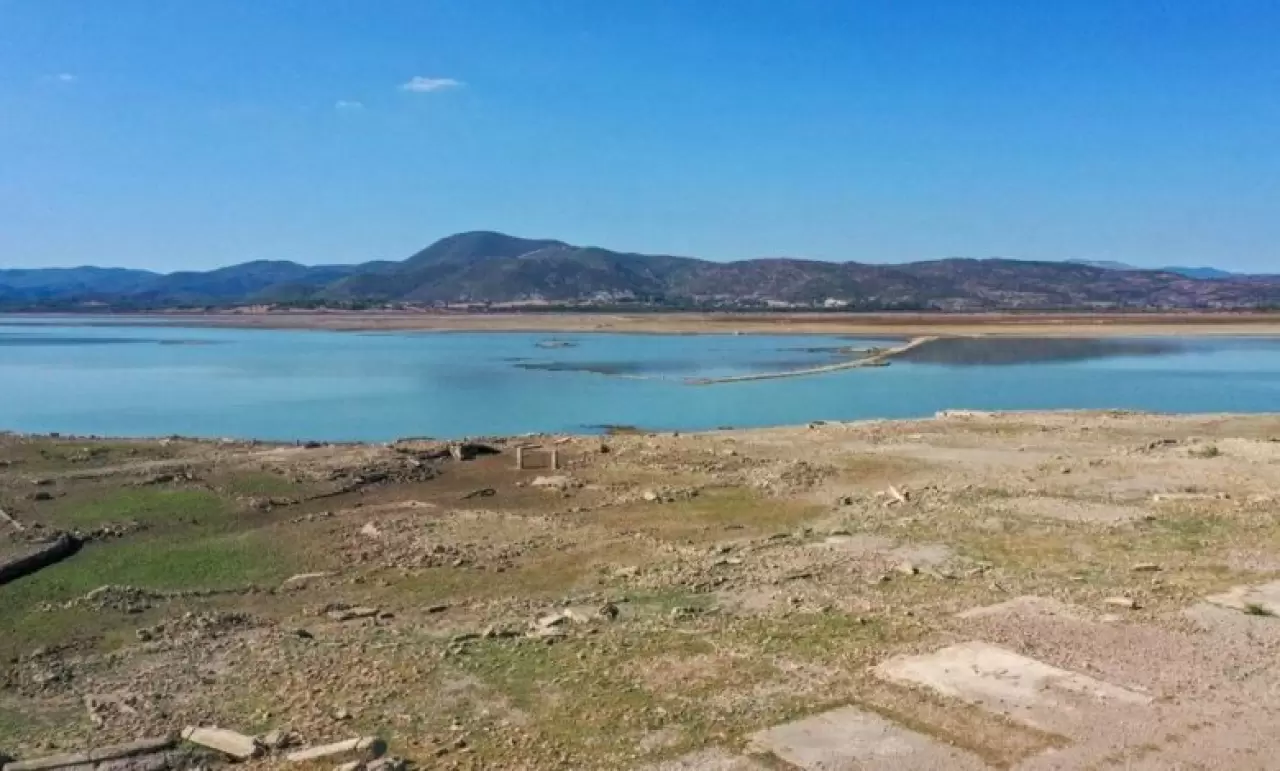 İzmir'deki barajlarda su seviyeleri hızla düşüyor. Ürkmez Barajı’ndaki %27’lik doluluk oranı ve diğer barajlardaki kritik seviyeler, su ihtiyacını tehdit ediyor.