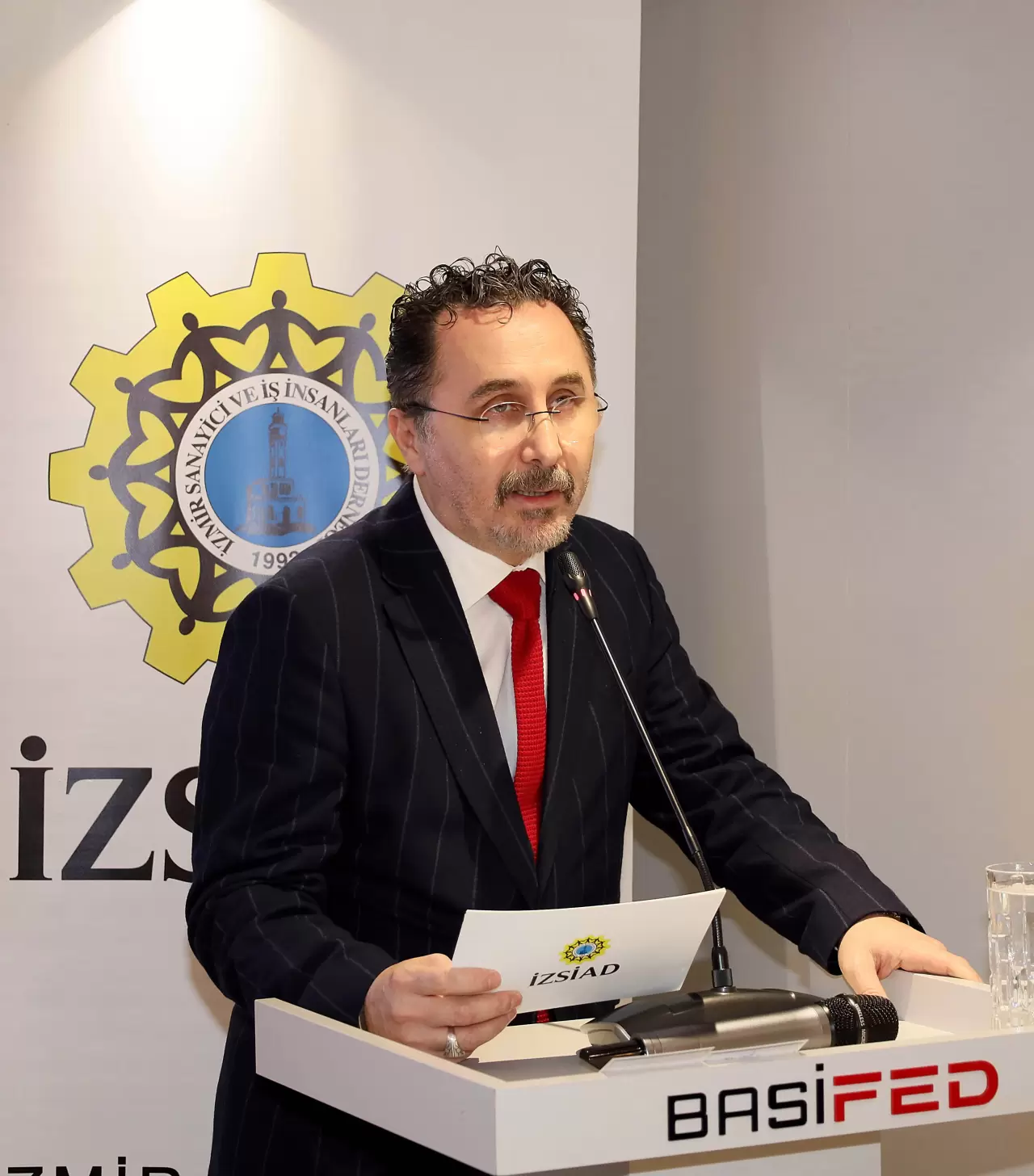 İZSİAD’ın düzenlediği toplantıda, Ticaret Bakanlığı yetkilileri devlet teşviklerini anlattı. İzmir iş dünyası için Suriye pazarı ve yeni fırsatlar masaya yatırıldı!