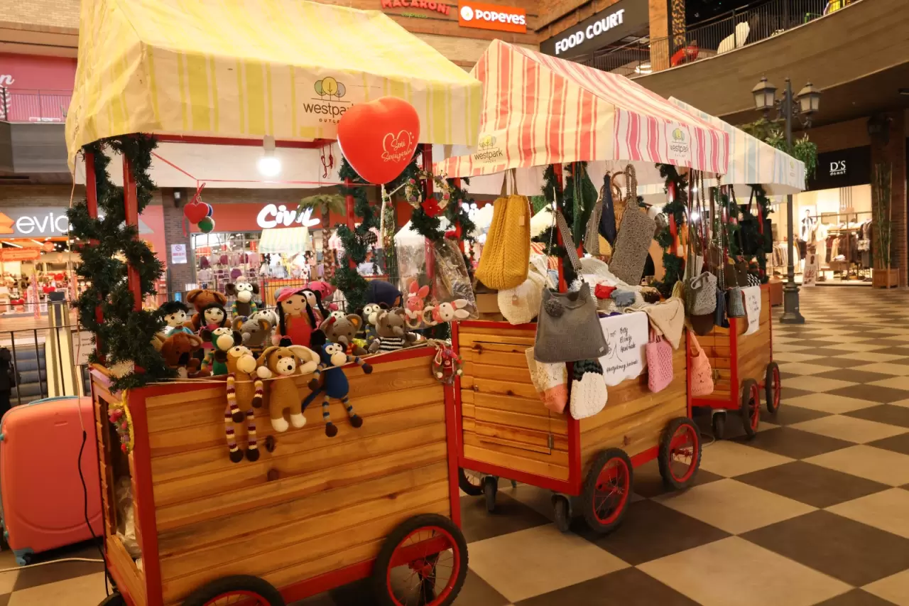 Bayraklı Belediyesi Kadın Kooperatifi, Sevgililer Günü’ne özel el emeği takı ve hediyelikleri Westpark AVM’de sergiliyor. Uygun fiyatlı ürünler 16 Şubat’a kadar ziyaret edilebilecek!