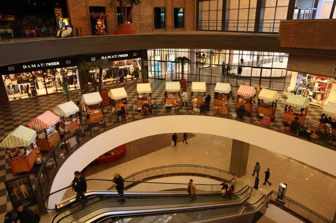 Bayraklı Belediyesi Kadın Kooperatifi, Sevgililer Günü’ne özel el emeği takı ve hediyelikleri Westpark AVM’de sergiliyor. Uygun fiyatlı ürünler 16 Şubat’a kadar ziyaret edilebilecek!