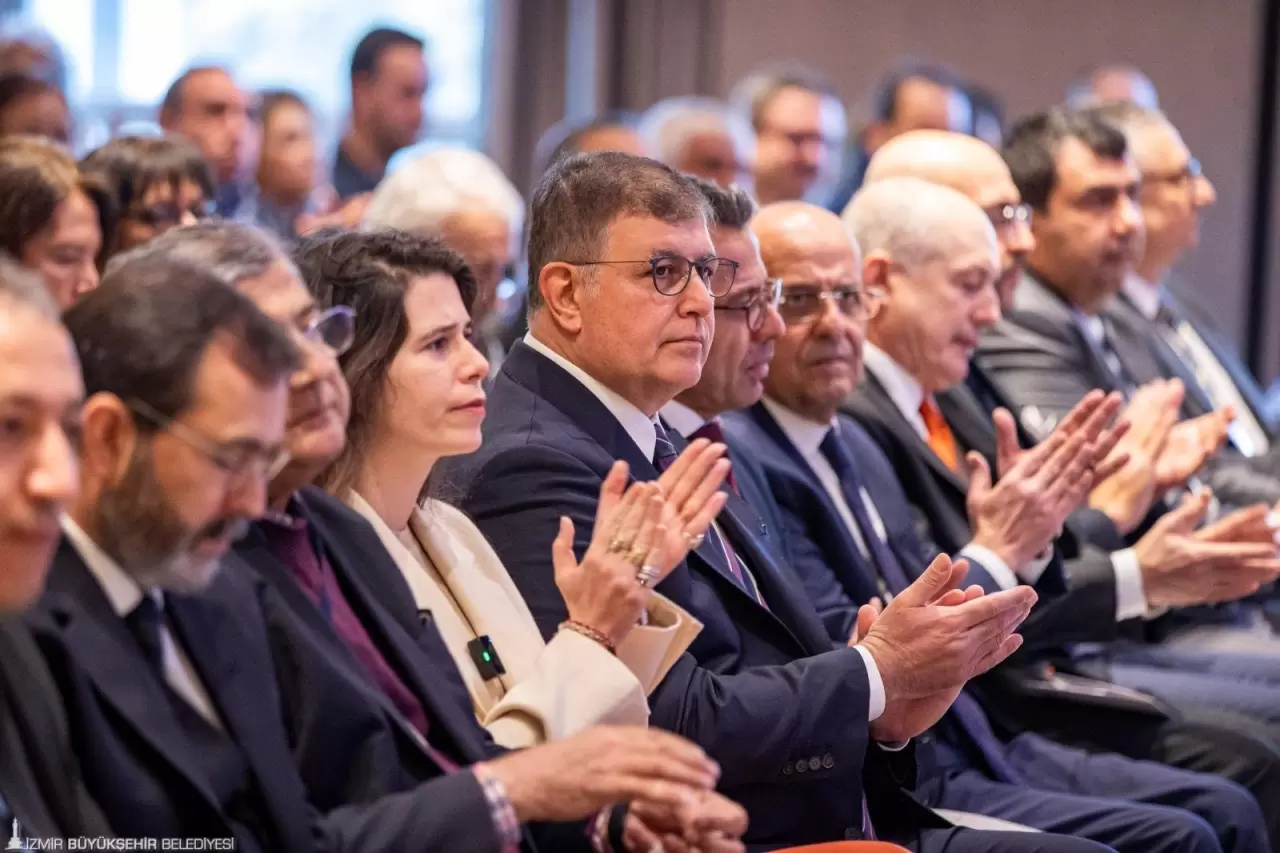 İzmir Büyükşehir Belediye Başkanı Cemil Tugay, kentsel gıda stratejisi ve kırsal kalkınma modeliyle tarımda yeni bir dönem başlatıyor. Peki, bu hamle İzmir’i nasıl etkileyecek?