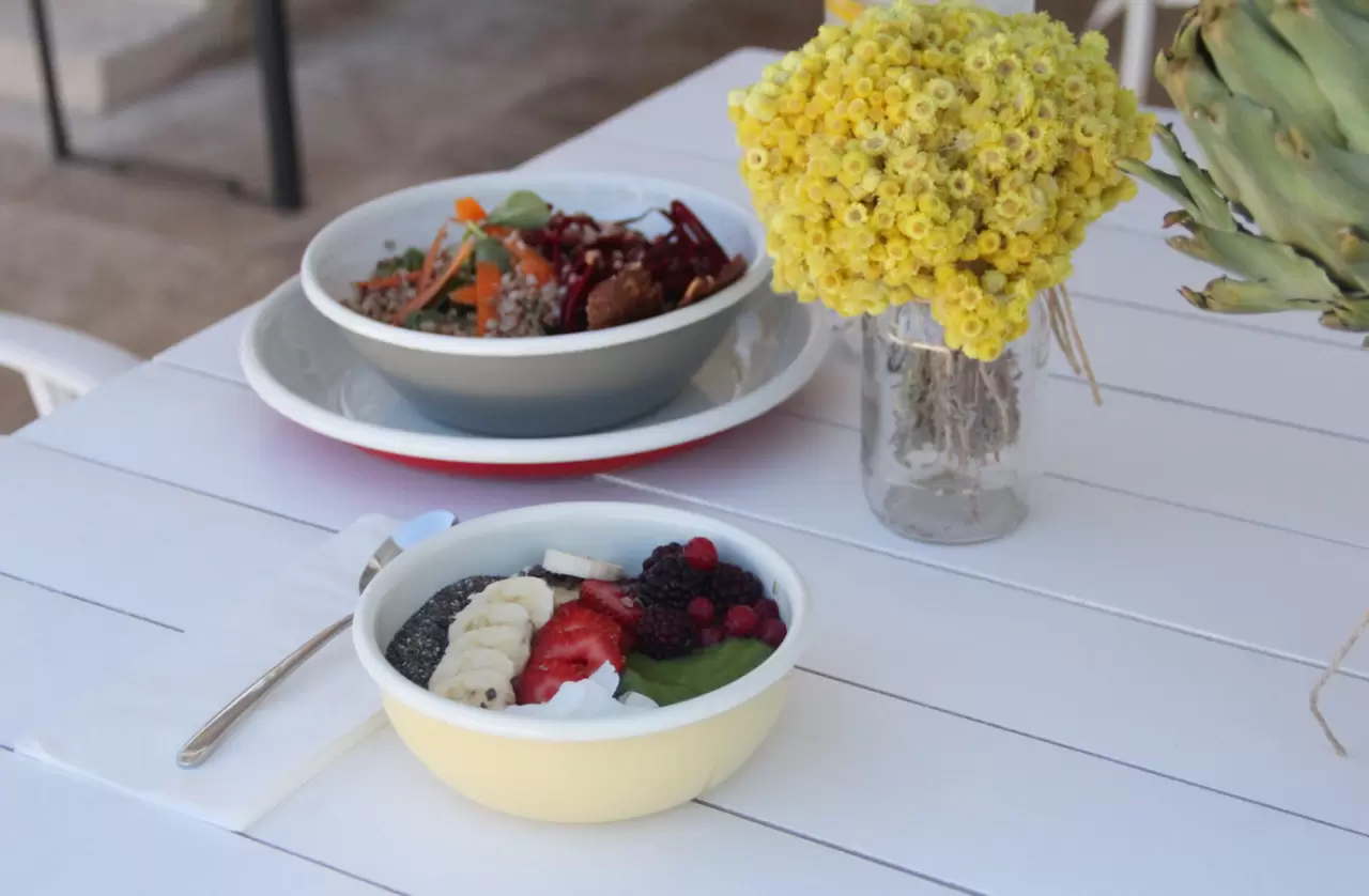 Batı'da popülerleşen, Asya kökenli bir yiyecek olan bowl, genellikle sağlıklı ve pratik bir seçenek olarak tercih ediliyor. Bowl nedir ve İzmir'de nerelerde yenir sizler için haberimizde derledik