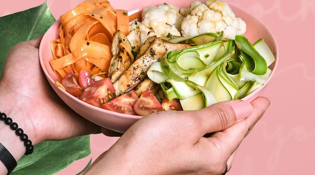 Batı'da popülerleşen, Asya kökenli bir yiyecek olan bowl, genellikle sağlıklı ve pratik bir seçenek olarak tercih ediliyor. Bowl nedir ve İzmir'de nerelerde yenir sizler için haberimizde derledik