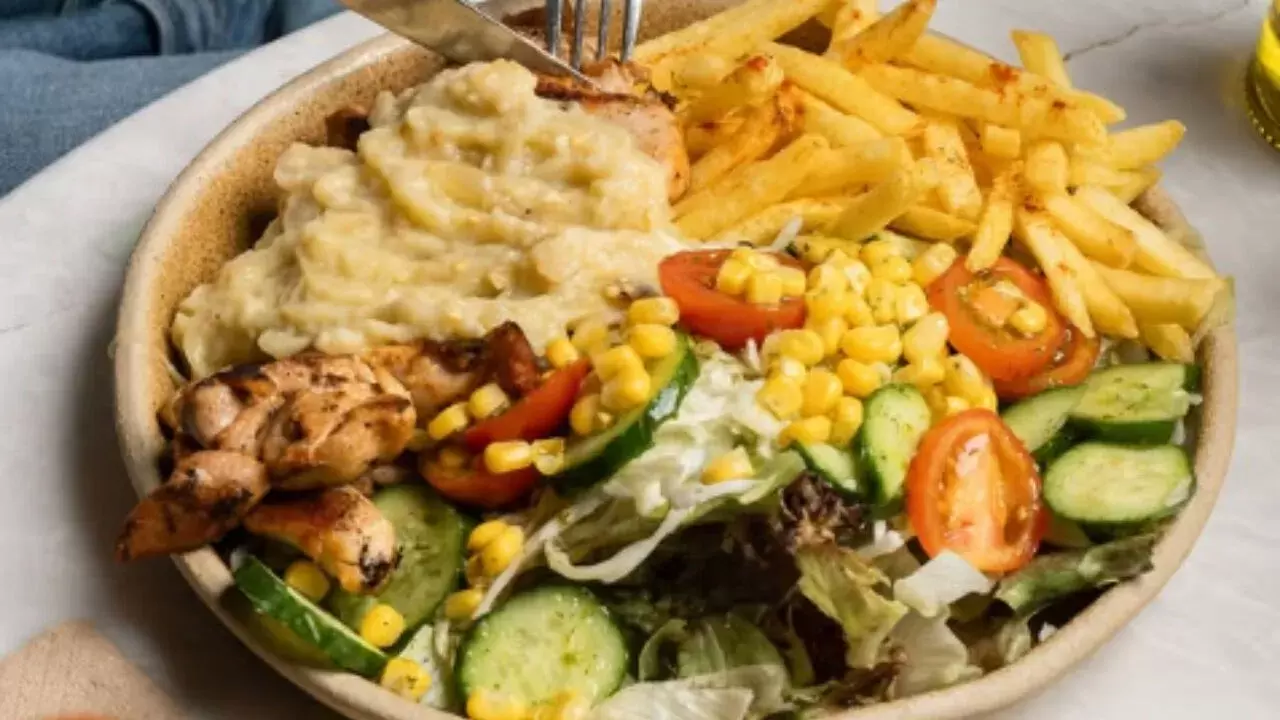 Batı'da popülerleşen, Asya kökenli bir yiyecek olan bowl, genellikle sağlıklı ve pratik bir seçenek olarak tercih ediliyor. Bowl nedir ve İzmir'de nerelerde yenir sizler için haberimizde derledik