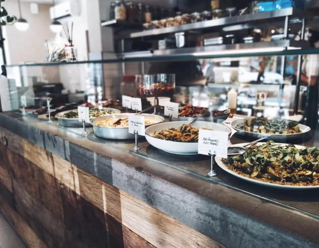 Batı'da popülerleşen, Asya kökenli bir yiyecek olan bowl, genellikle sağlıklı ve pratik bir seçenek olarak tercih ediliyor. Bowl nedir ve İzmir'de nerelerde yenir sizler için haberimizde derledik