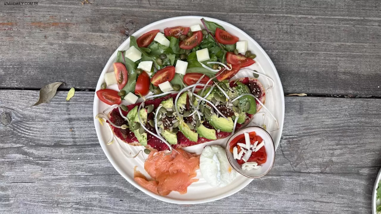Batı'da popülerleşen, Asya kökenli bir yiyecek olan bowl, genellikle sağlıklı ve pratik bir seçenek olarak tercih ediliyor. Bowl nedir ve İzmir'de nerelerde yenir sizler için haberimizde derledik
