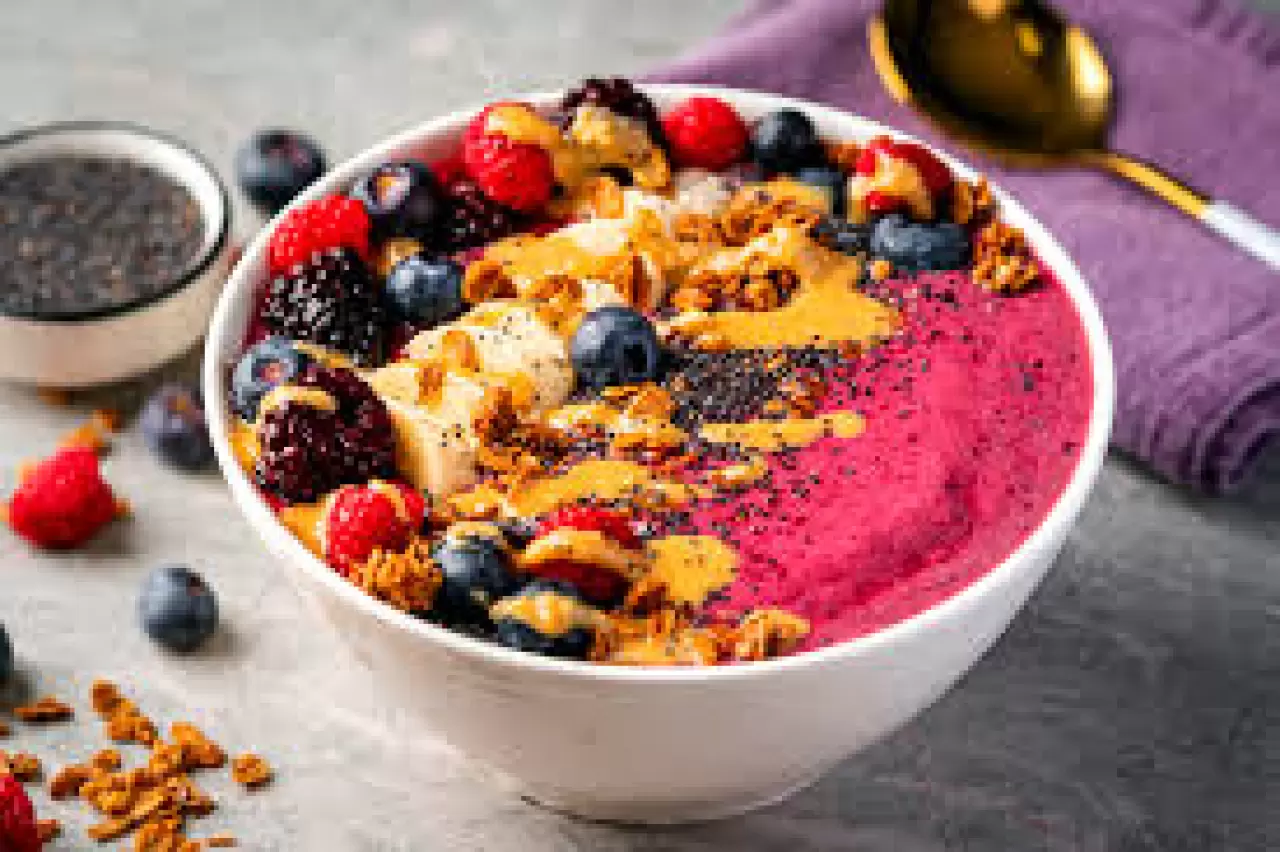 Batı'da popülerleşen, Asya kökenli bir yiyecek olan bowl, genellikle sağlıklı ve pratik bir seçenek olarak tercih ediliyor. Bowl nedir ve İzmir'de nerelerde yenir sizler için haberimizde derledik