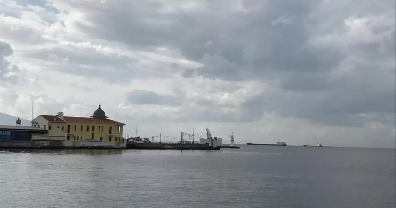 İzmir'de 14 Şubat’ta hava bulutlu ve soğuk! Gece sıcaklıkları iç kesimlerde sıfırın altına iniyor, kıyılarda rüzgar saatte 20 km’ye kadar çıkıyor. İşte ilçe ilçe hava durumu!