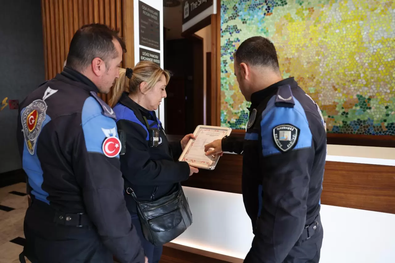 Bayraklı Belediyesi zabıta ekipleri, son dönemde artan otel yangınları sonrası ilçedeki konaklama tesislerinde kapsamlı denetimler gerçekleştirerek, güvenlik ve hijyen standartlarını yükseltmeye devam ediyor.