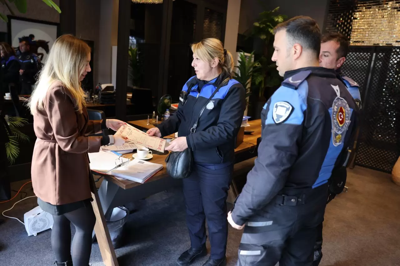 Bayraklı Belediyesi zabıta ekipleri, son dönemde artan otel yangınları sonrası ilçedeki konaklama tesislerinde kapsamlı denetimler gerçekleştirerek, güvenlik ve hijyen standartlarını yükseltmeye devam ediyor.