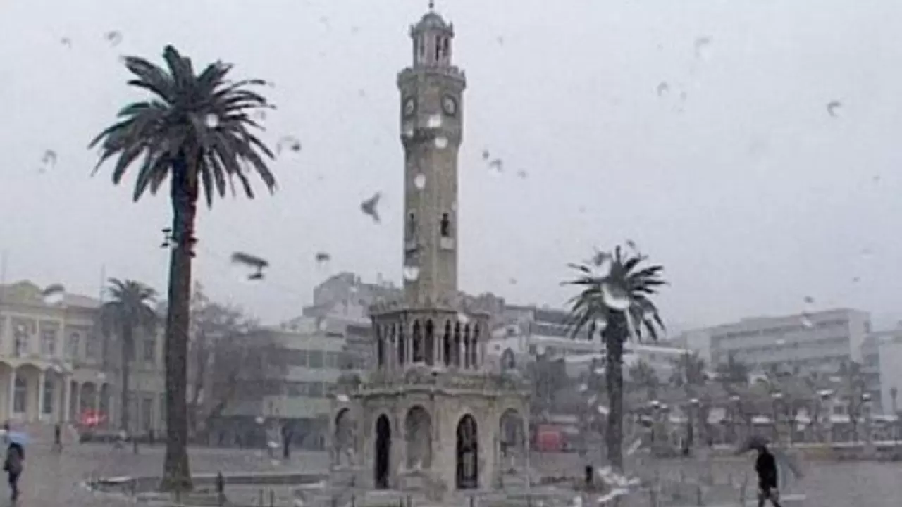 İzmir’de 15 Şubat Cumartesi günü sağanak yağış etkisini sürdürecek. Bazı ilçelerde rüzgarın şiddetlenmesi beklenirken, sıcaklıklar 4 ile 17°C arasında değişecek!