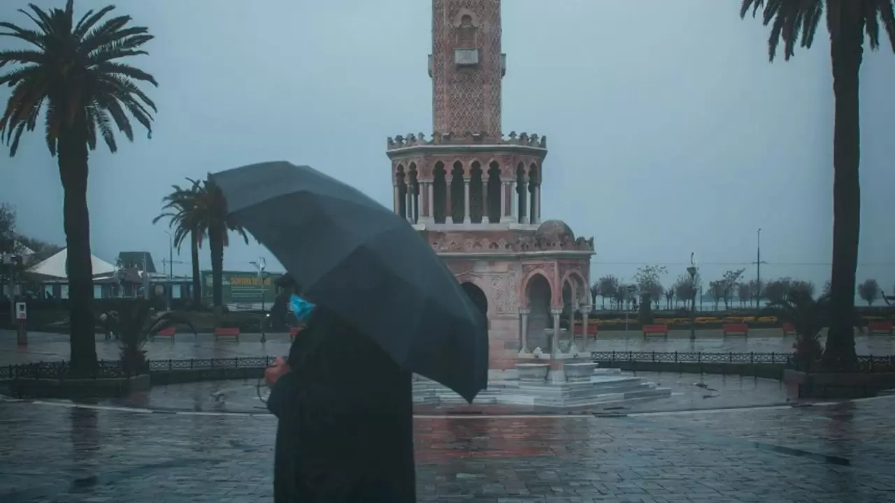 İzmir’de 15 Şubat Cumartesi günü sağanak yağış etkisini sürdürecek. Bazı ilçelerde rüzgarın şiddetlenmesi beklenirken, sıcaklıklar 4 ile 17°C arasında değişecek!