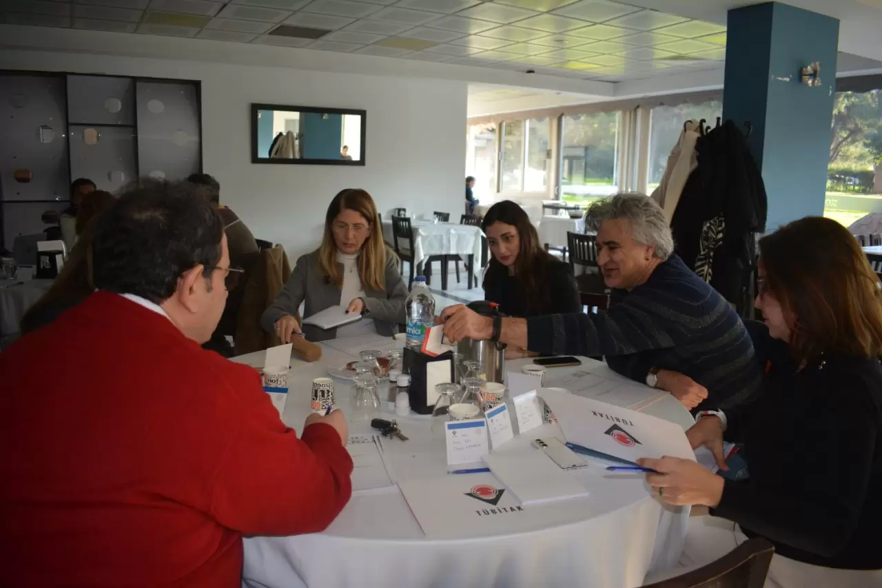 Lisansüstü eğitime ilgiyi artırmak için Ege Üniversitesi’nde akademisyenler bir araya geldi! Çalıştayda disiplinlerarası programlar ve etkili danışmanlık ele alındı.