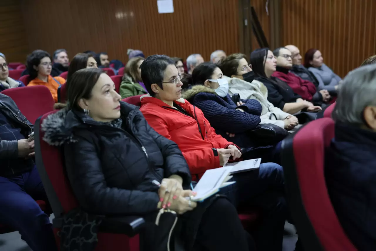 Balçova Belediyesi, afet hazırlığı için mahalle gönüllülerini eğitmeye başladı. İlk eğitimde depremden yangına kadar hayati bilgiler verildi. Eğitimin detayları ve daha fazlası...