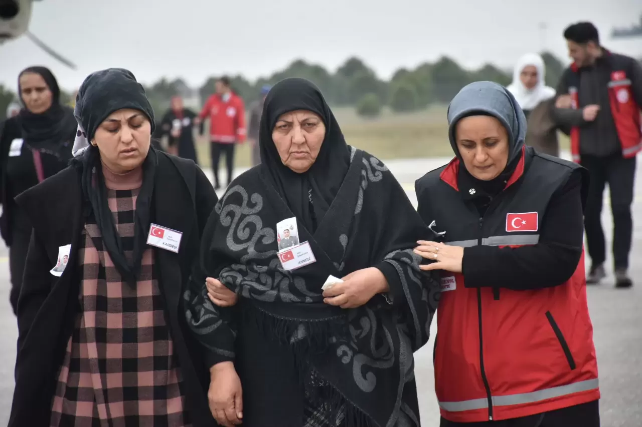 Suriye’de hain saldırıda yaralanan Piyade Uzman Çavuş Osman Oktay, şehit oldu. Gaziantep ve İzmir’de düzenlenen törenlerde ailesi ve sevenleri gözyaşlarına boğuldu!