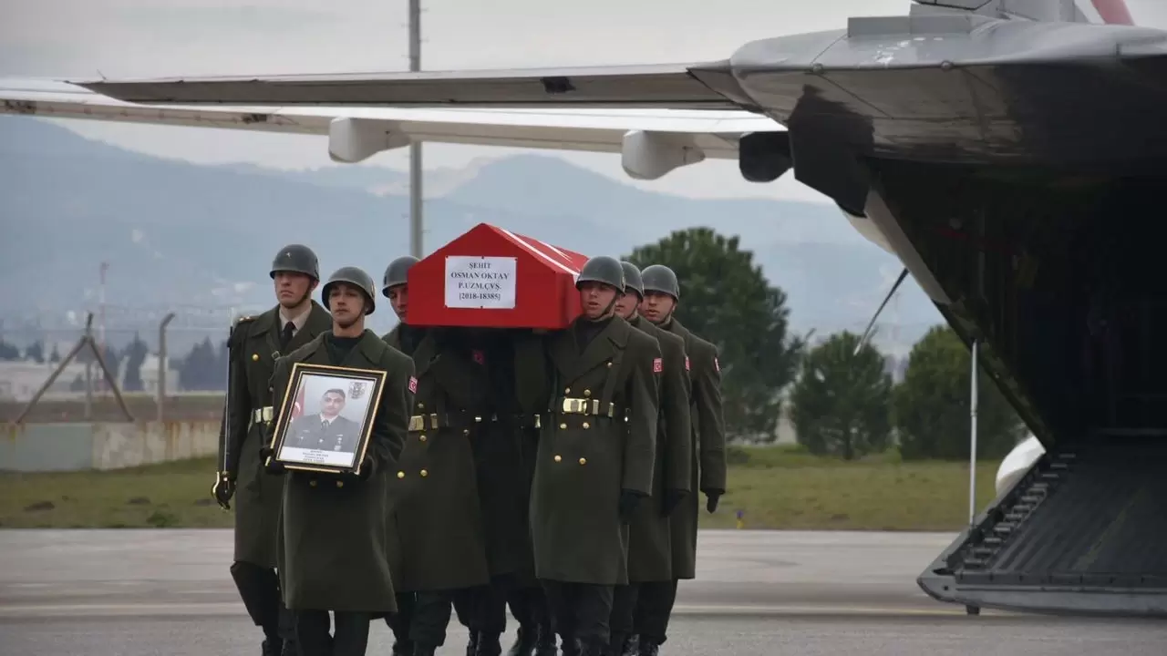 Suriye’de hain saldırıda yaralanan Piyade Uzman Çavuş Osman Oktay, şehit oldu. Gaziantep ve İzmir’de düzenlenen törenlerde ailesi ve sevenleri gözyaşlarına boğuldu!