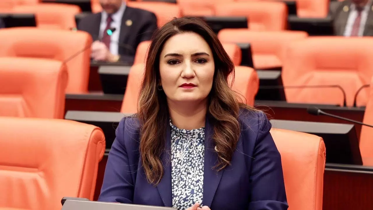 CHP'li Sevda Erdan Kılıç, Cumhurbaşkanına hakaret suçunun kaldırılması için kanun teklifi verdi. Partili Cumhurbaşkanlığı sisteminin hukuk üzerindeki etkilerini sert bir şekilde eleştirdi.