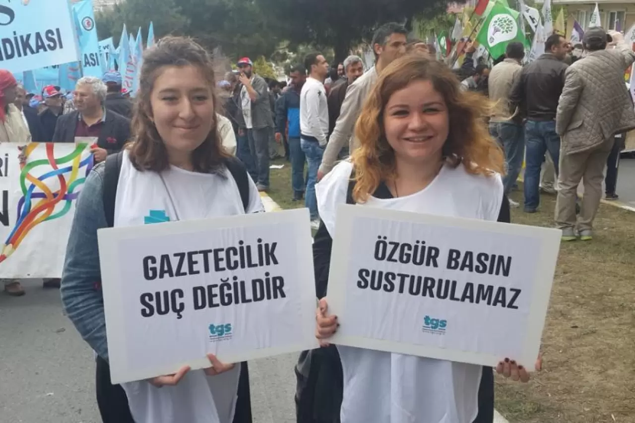 TGS, medya sektöründeki gazetecilerin haklı taleplerinin göz ardı edildiğini belirterek, işverenlere karşı önemli bir uyarı yaptı. Ücret zammı tekliflerinin ekonomik gerçeklerle bağdaşmadığını vurguladı.