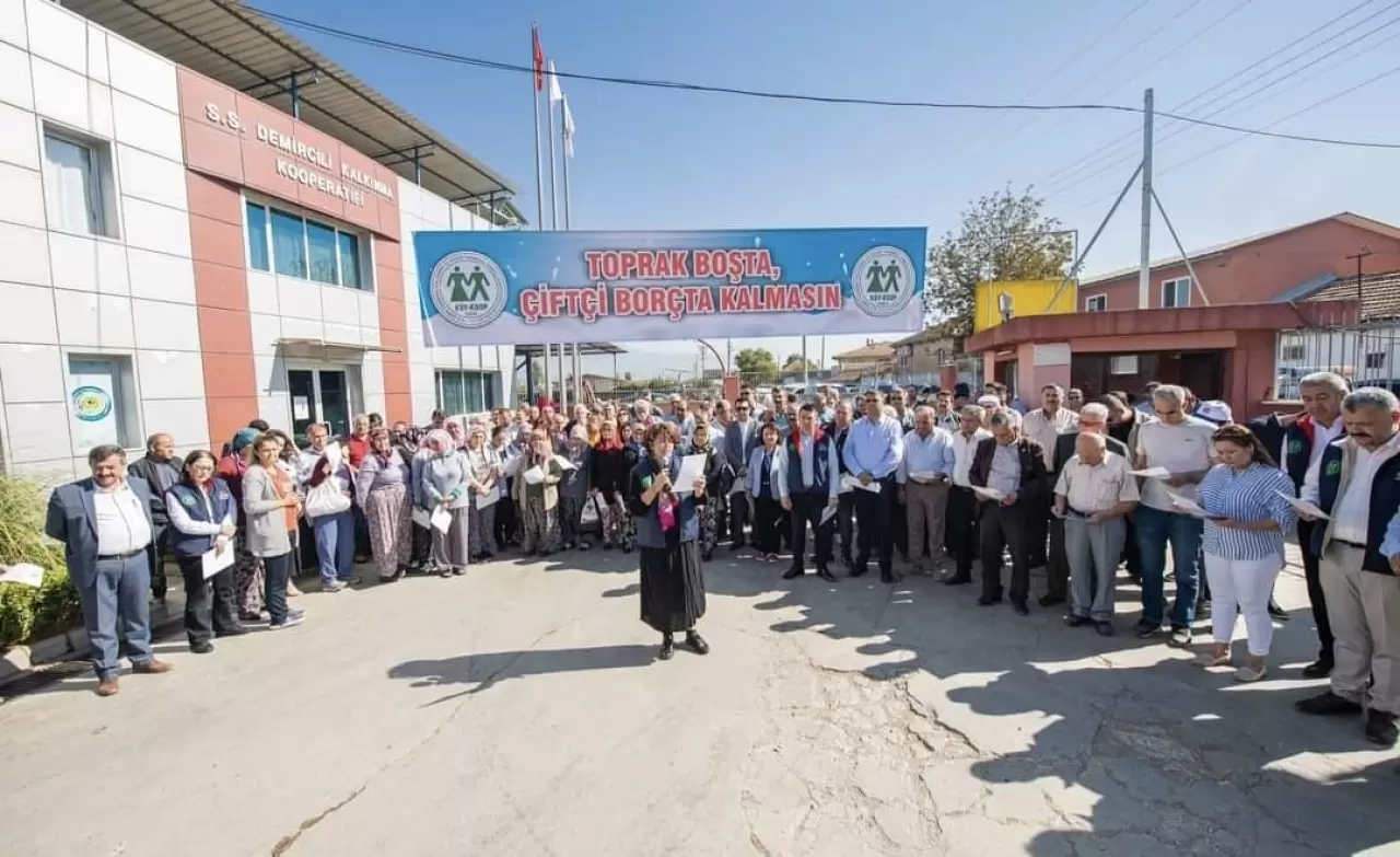 Süt sektöründeki ekonomik kriz derinleşiyor! İzmir Köy-Koop Birliği, sıcak süt için taban fiyat belirsizliği ve artan maliyetlerle ilgili acil çözüm talep ediyor.