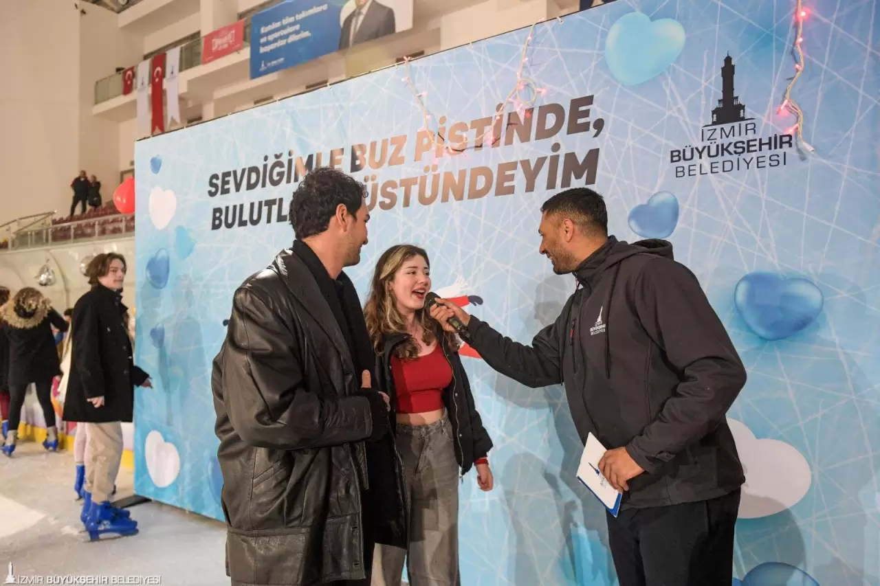 İzmir Büyükşehir Belediyesi’nin Sevgililer Günü etkinliği büyük ilgi gördü. Başkan Cemil Tugay, “Sevgiyi çoğaltmalıyız” diyerek duygulandırdı!