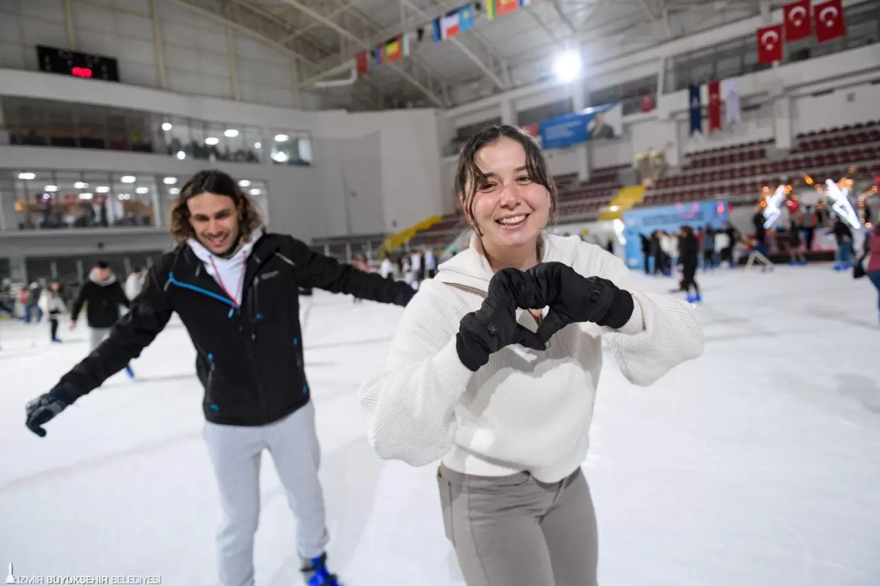 İzmir Büyükşehir Belediyesi’nin Sevgililer Günü etkinliği büyük ilgi gördü. Başkan Cemil Tugay, “Sevgiyi çoğaltmalıyız” diyerek duygulandırdı!