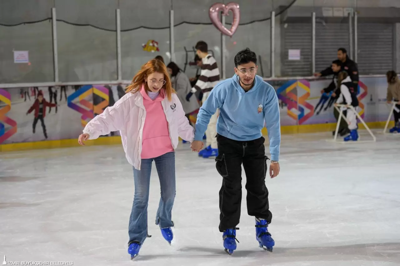 İzmir Büyükşehir Belediyesi’nin Sevgililer Günü etkinliği büyük ilgi gördü. Başkan Cemil Tugay, “Sevgiyi çoğaltmalıyız” diyerek duygulandırdı!