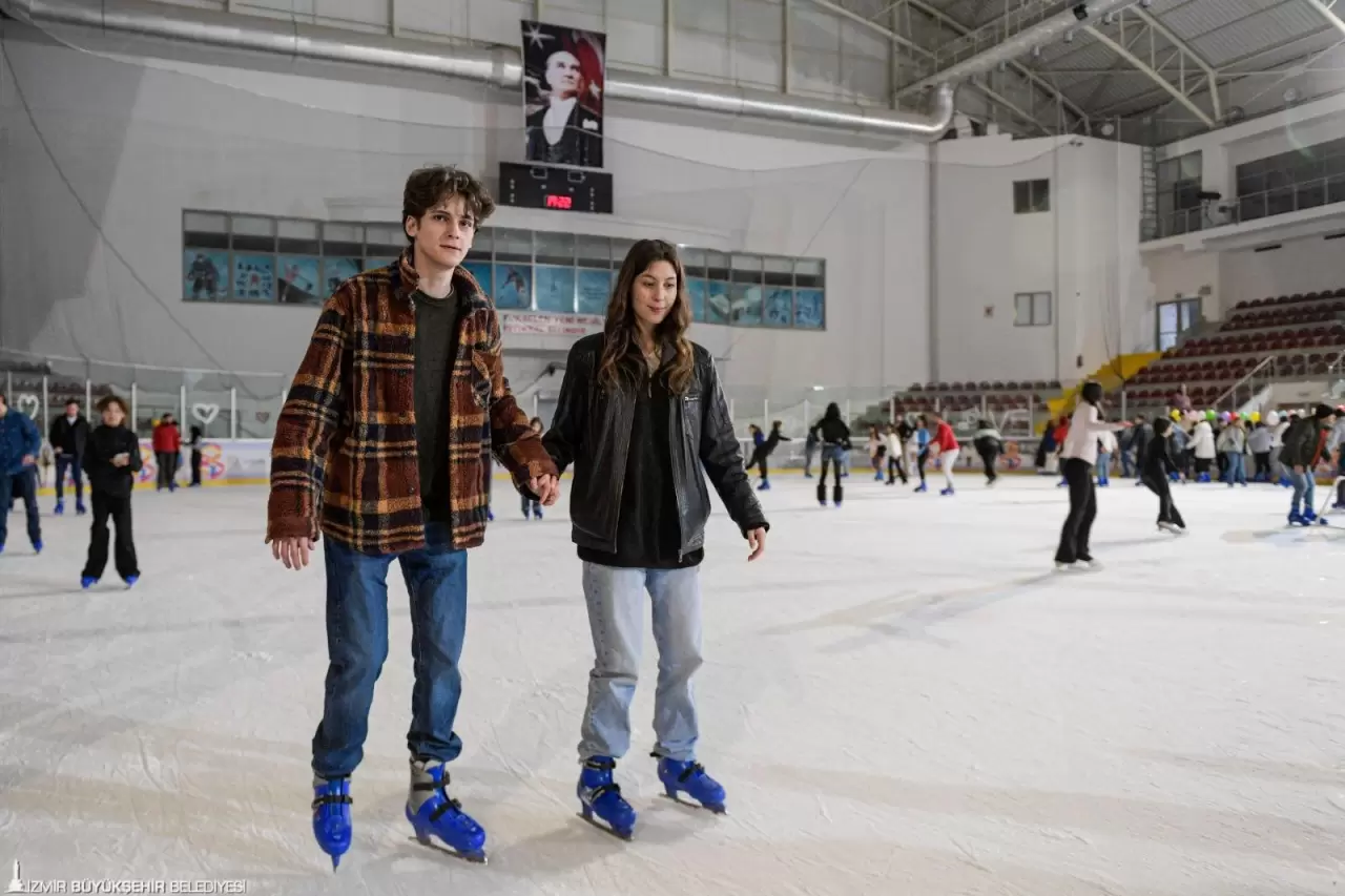 İzmir Büyükşehir Belediyesi’nin Sevgililer Günü etkinliği büyük ilgi gördü. Başkan Cemil Tugay, “Sevgiyi çoğaltmalıyız” diyerek duygulandırdı!