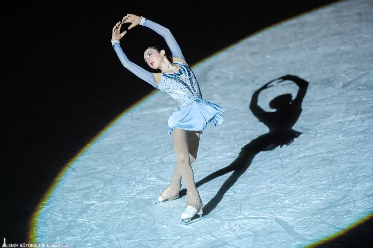 İzmir Büyükşehir Belediyesi’nin Sevgililer Günü etkinliği büyük ilgi gördü. Başkan Cemil Tugay, “Sevgiyi çoğaltmalıyız” diyerek duygulandırdı!