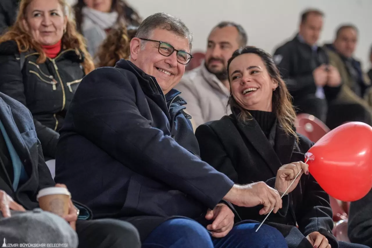 İzmir Büyükşehir Belediyesi’nin Sevgililer Günü etkinliği büyük ilgi gördü. Başkan Cemil Tugay, “Sevgiyi çoğaltmalıyız” diyerek duygulandırdı!