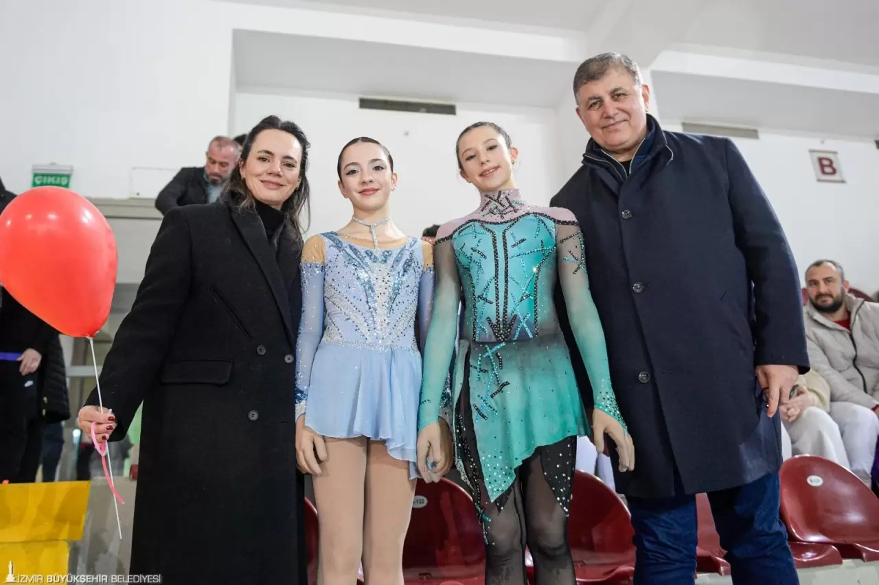 İzmir Büyükşehir Belediyesi’nin Sevgililer Günü etkinliği büyük ilgi gördü. Başkan Cemil Tugay, “Sevgiyi çoğaltmalıyız” diyerek duygulandırdı!