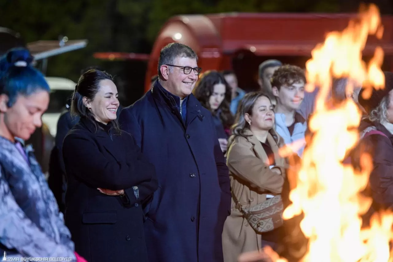 İzmir Büyükşehir Belediyesi’nin Sevgililer Günü etkinliği büyük ilgi gördü. Başkan Cemil Tugay, “Sevgiyi çoğaltmalıyız” diyerek duygulandırdı!