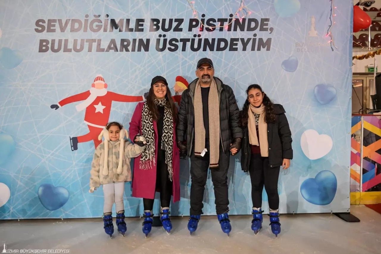 İzmir Büyükşehir Belediyesi’nin Sevgililer Günü etkinliği büyük ilgi gördü. Başkan Cemil Tugay, “Sevgiyi çoğaltmalıyız” diyerek duygulandırdı!