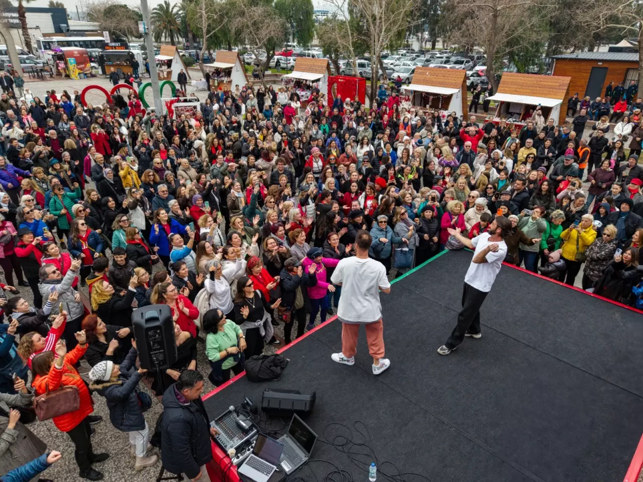 Karşıyaka Belediyesi, 14 Şubat’ta “Aşkla Dans Et” etkinliğiyle meydanları hareketlendirdi! Yüzlerce kişi dans etti, sevgi dolu anlar yaşandı. İşte etkinlikten detaylar…