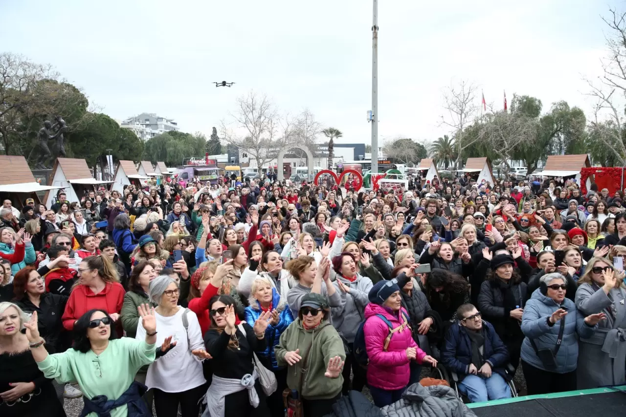Karşıyaka Belediyesi, 14 Şubat’ta “Aşkla Dans Et” etkinliğiyle meydanları hareketlendirdi! Yüzlerce kişi dans etti, sevgi dolu anlar yaşandı. İşte etkinlikten detaylar…