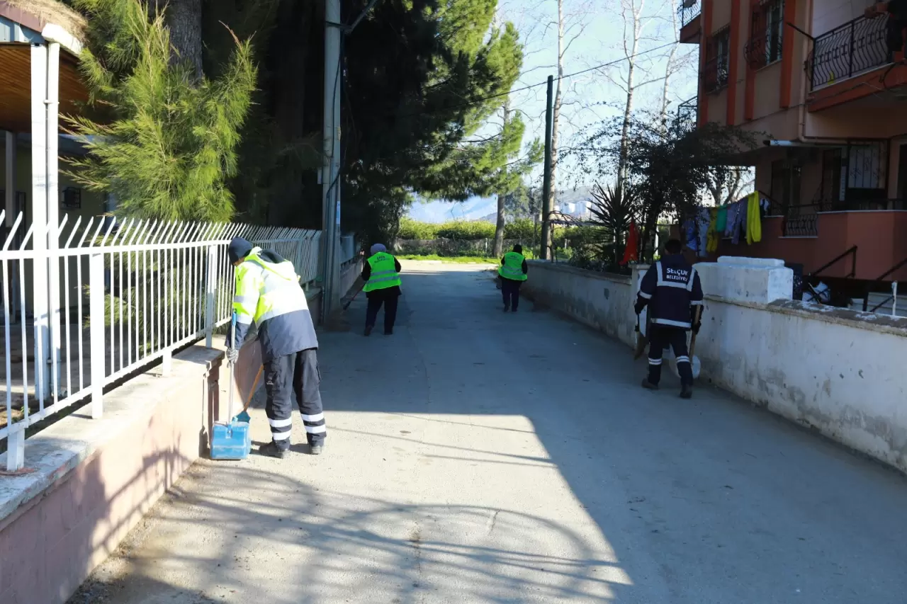 Efes Selçuk Belediyesi, İzmir Büyükşehir Belediyesi desteğiyle temizlik çalışmalarını sürdürüyor. Mahalle mahalle ilerleyen ekipler, cadde ve sokakları baştan sona temizliyor!
