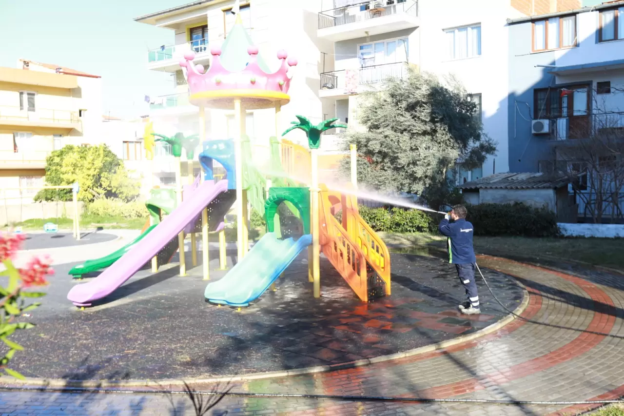 Efes Selçuk Belediyesi, İzmir Büyükşehir Belediyesi desteğiyle temizlik çalışmalarını sürdürüyor. Mahalle mahalle ilerleyen ekipler, cadde ve sokakları baştan sona temizliyor!