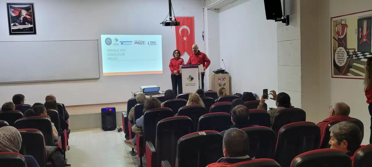 İzmir'de bir ilk! Karabağlar Belediyesi’nin öncülüğünde kurulan Mahalle Afet Gönüllülük Sistemi, gönüllülere 700 saatlik eğitim sunarak ilçeyi afetlere karşı dirençli hale getiriyor.