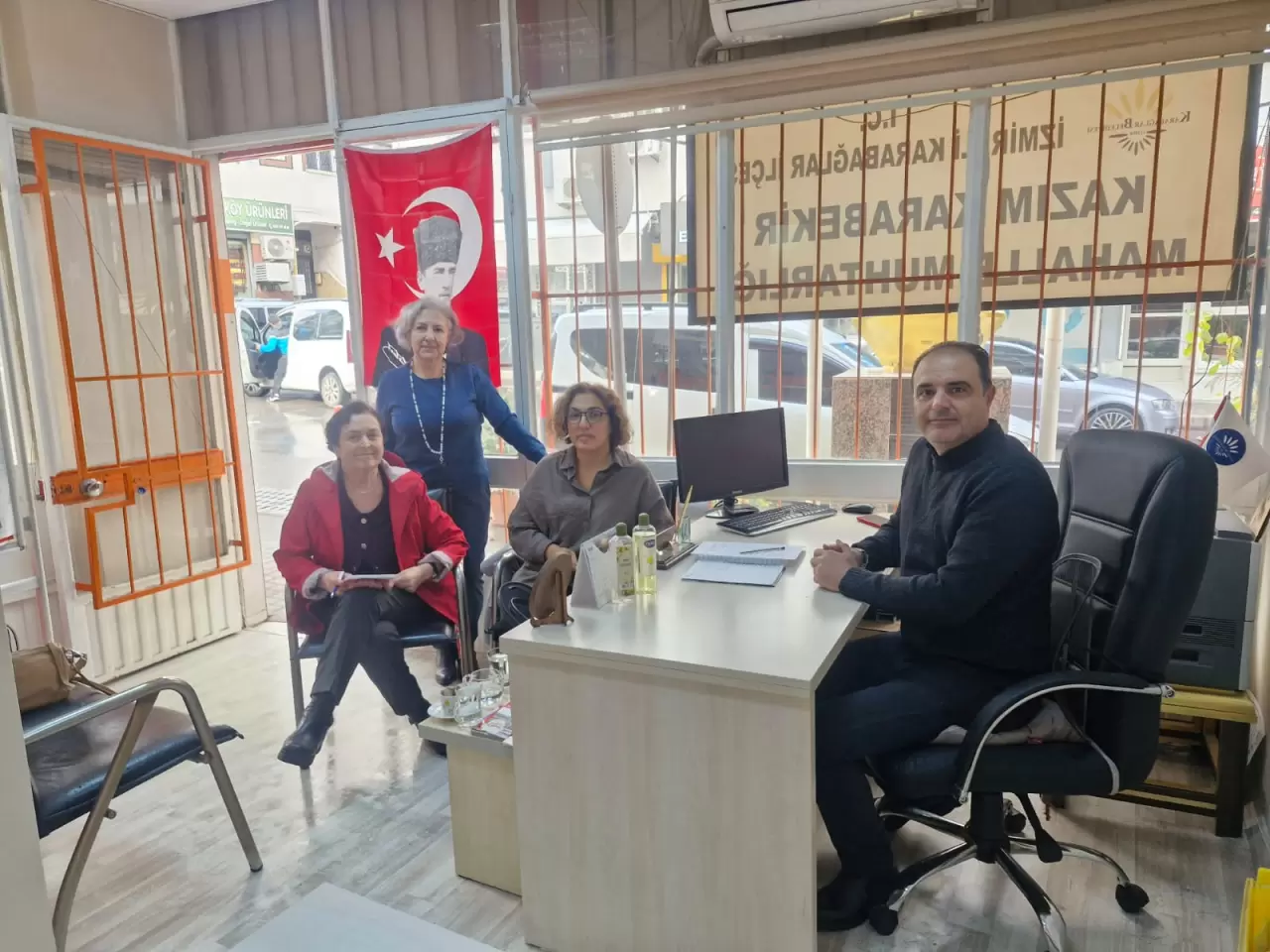 İzmir'de bir ilk! Karabağlar Belediyesi’nin öncülüğünde kurulan Mahalle Afet Gönüllülük Sistemi, gönüllülere 700 saatlik eğitim sunarak ilçeyi afetlere karşı dirençli hale getiriyor.