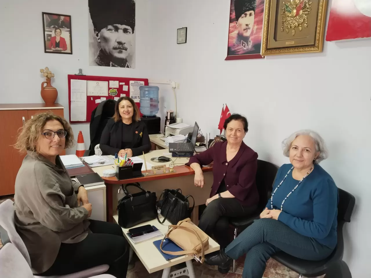 İzmir'de bir ilk! Karabağlar Belediyesi’nin öncülüğünde kurulan Mahalle Afet Gönüllülük Sistemi, gönüllülere 700 saatlik eğitim sunarak ilçeyi afetlere karşı dirençli hale getiriyor.