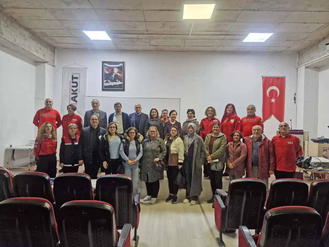 İzmir'de bir ilk! Karabağlar Belediyesi’nin öncülüğünde kurulan Mahalle Afet Gönüllülük Sistemi, gönüllülere 700 saatlik eğitim sunarak ilçeyi afetlere karşı dirençli hale getiriyor.